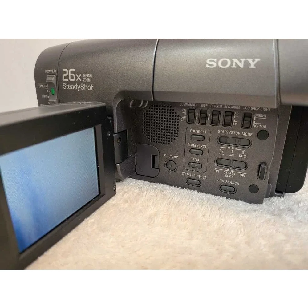Sony Handycam CCD-TRV22 Video 8 Camcorder 26x Zoom‎ SteadyShot w AC Adapter